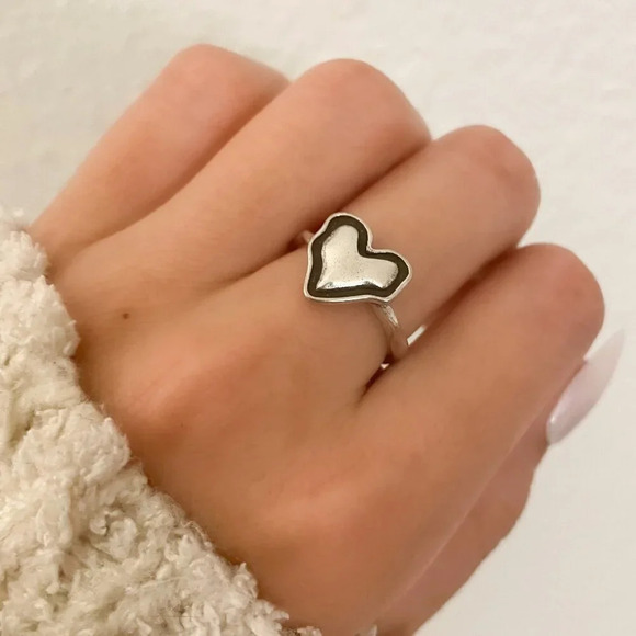 925 Sterling Silver Minimalist Black Heart Ring Dainty Heart Ring Black & Silver - Picture 2 of 9